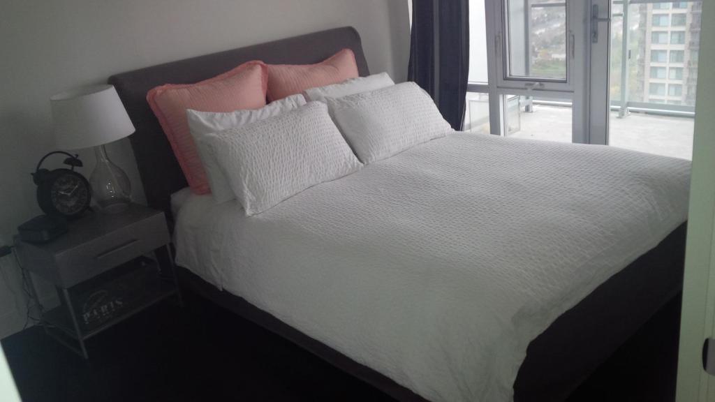 Square One Fully Furnished Suite Mississauga Room photo