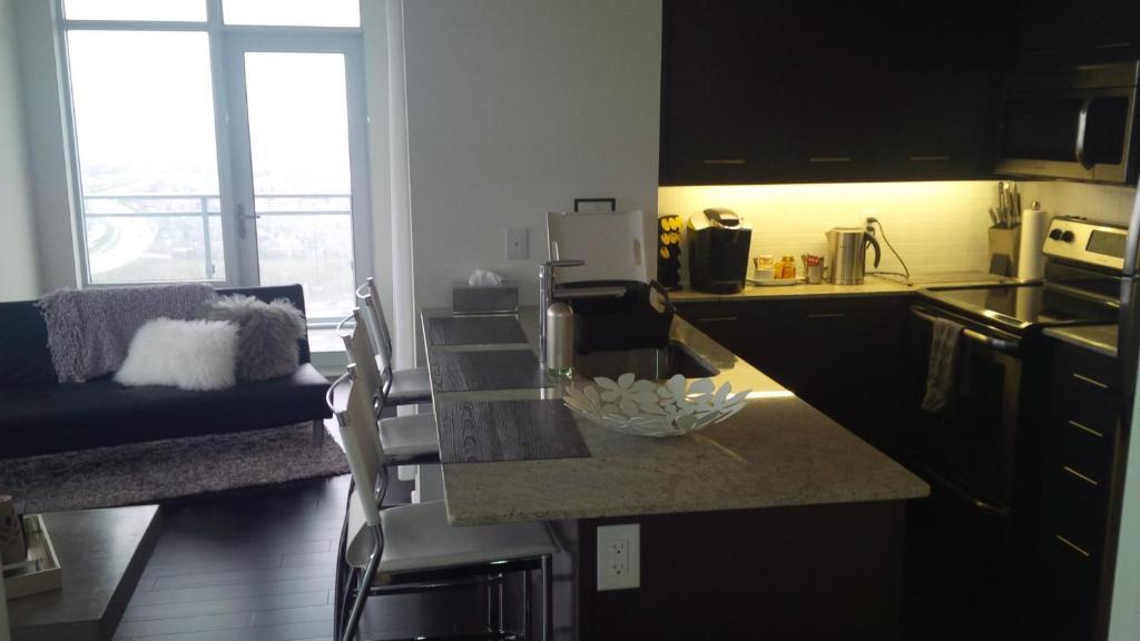 Square One Fully Furnished Suite Mississauga Room photo