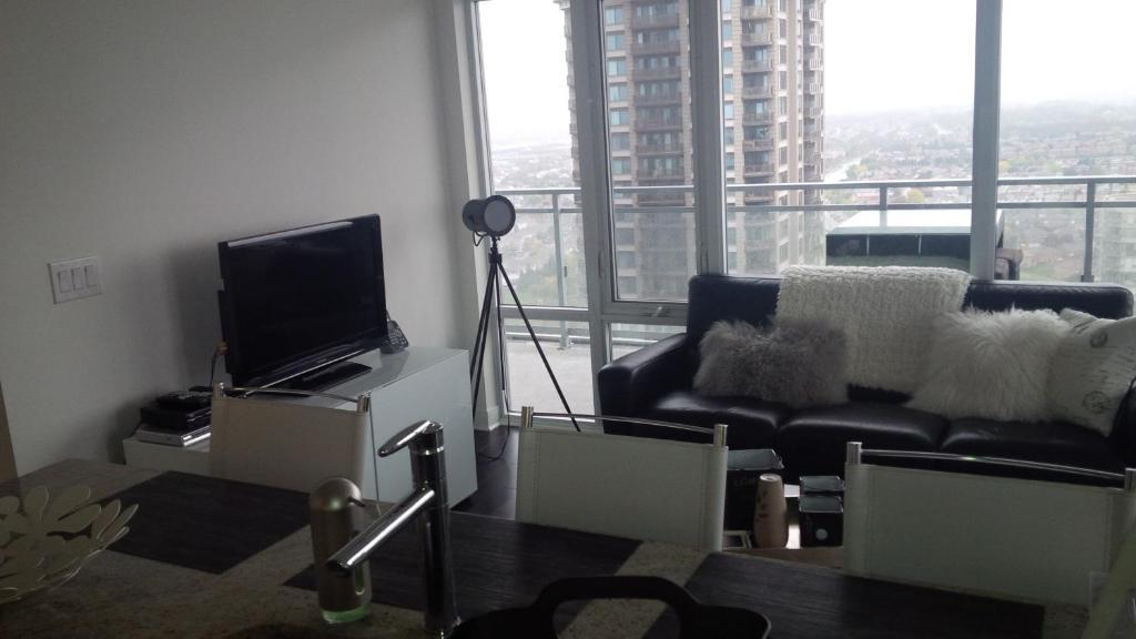 Square One Fully Furnished Suite Mississauga Room photo