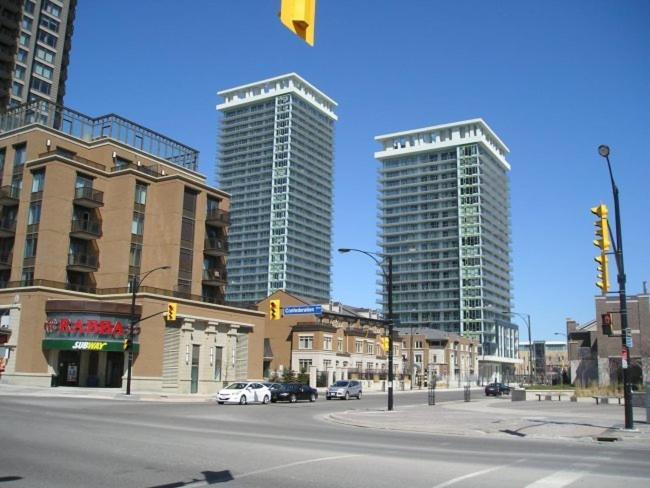 Square One Fully Furnished Suite Mississauga Exterior photo