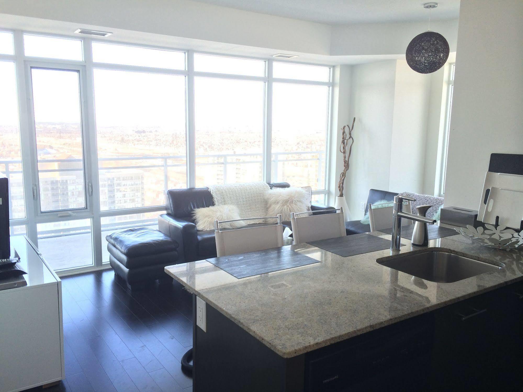 Square One Fully Furnished Suite Mississauga Exterior photo