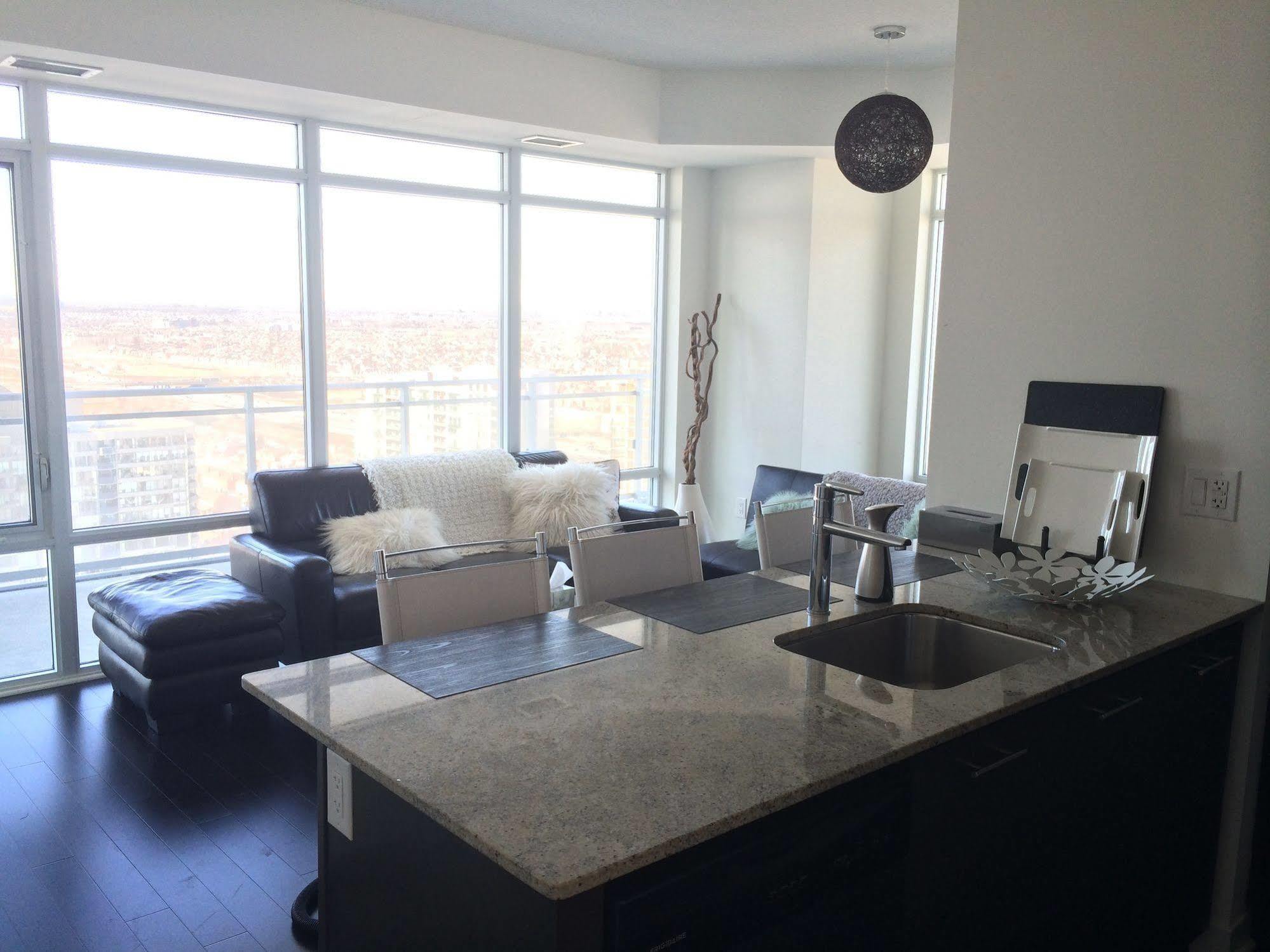 Square One Fully Furnished Suite Mississauga Exterior photo